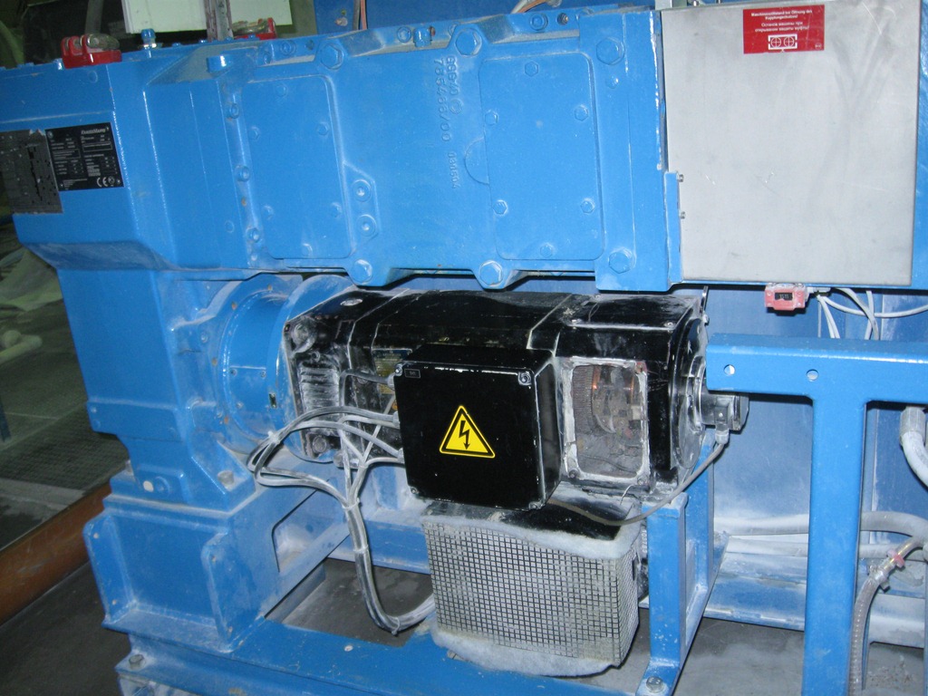 Поставка электродвигателя Baumuller на линию KMD75 Krauss Maffei, производящую оконный профиль 